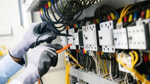 Comprovació amb polímetre dels contactors i el cablejat d'un quadre elèctric.