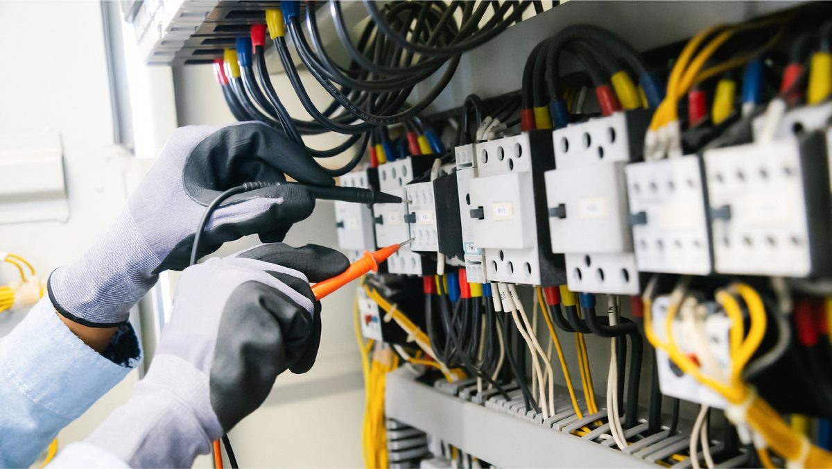 Comprovació amb polímetre dels contactors i el cablejat d'un quadre elèctric.